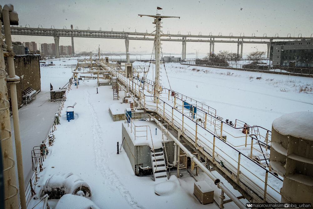 В порту петербурга нашли. Новый порт. Год в порту. Корабли в порту зимой. Год в порту 2011.