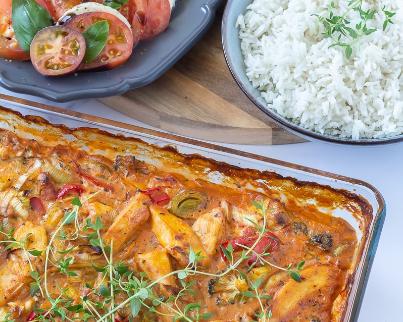 Курица в блюде со сливочным сыром, беконом и овощами. Мой вариант сервировки