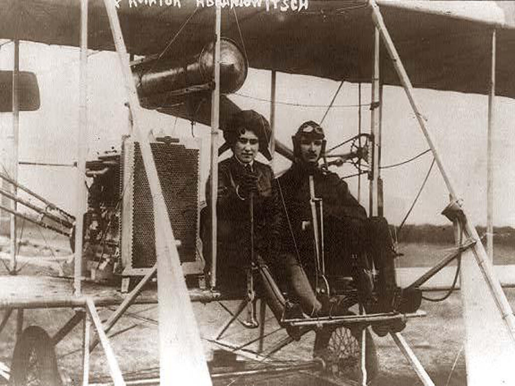 Первая отечественная авиатрисса Любовь Александровна Голанчикова 