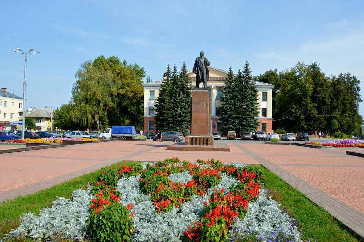 Памятник В. И. Ленину в центре города Дятьково, Брянская область.