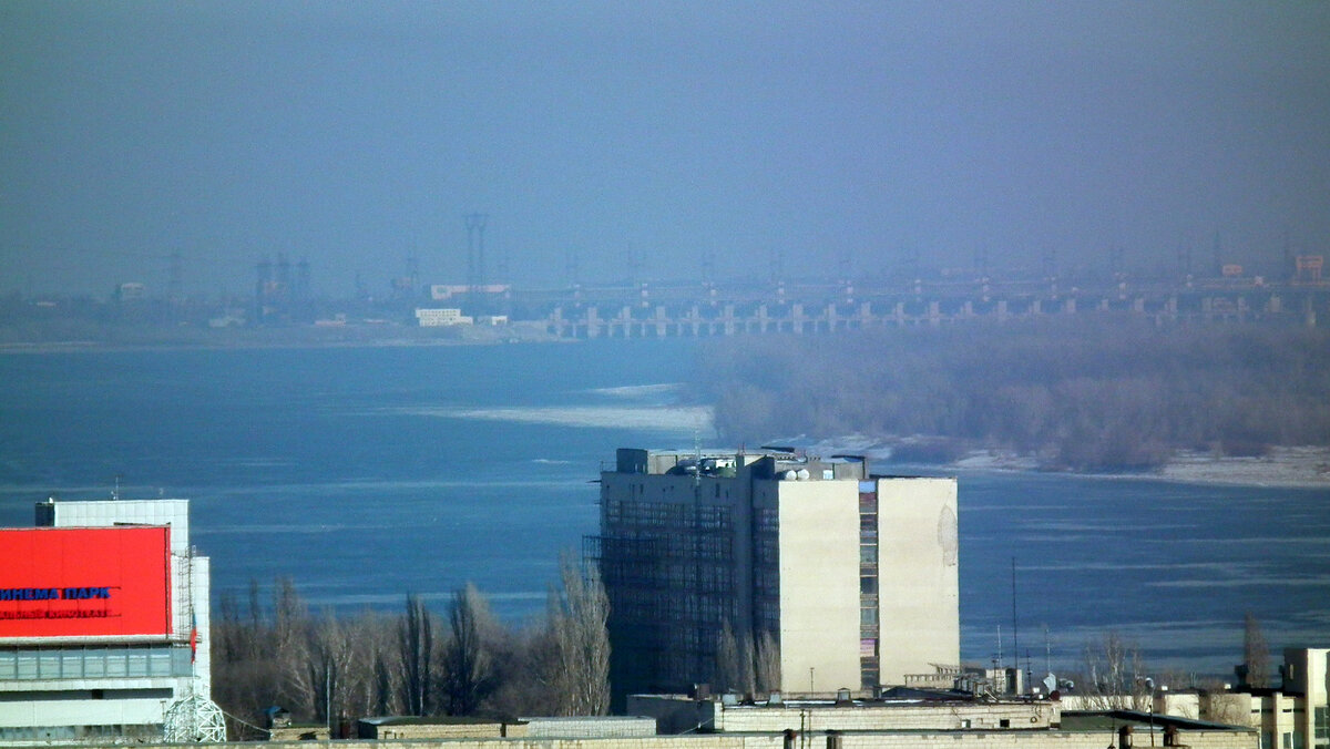 Январь 2011 года. Молодёжный центр в середине фото. Снимал с 14 этажа высотного корпуса Политеха