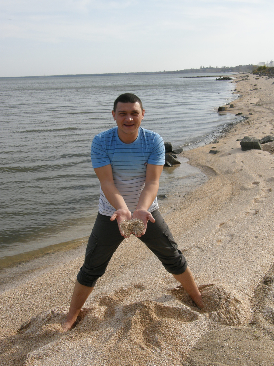 Это не песок, а мелкие остатки раковин моллюсков.