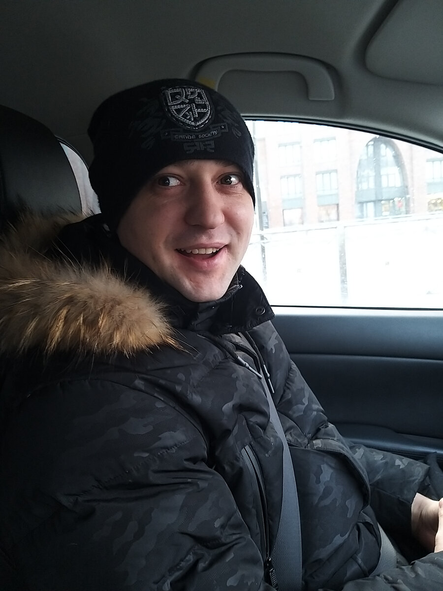 Радостный, уговорил заехать в авто-KFC