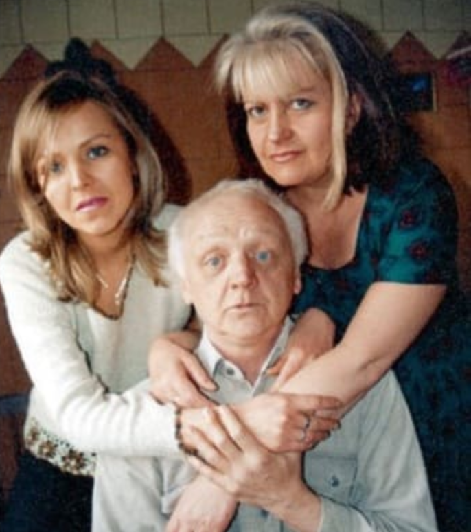 Виктор Перевалов с дочкой и женой