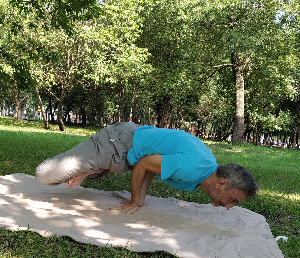 Автор занимается йогой в парке