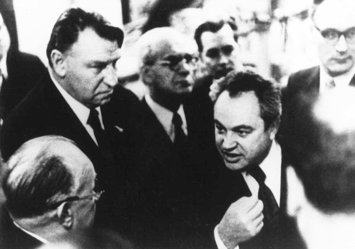 В кулуарах совещания правительственного уровня: Виктор Петрович Макеев убеждает главкома ВМФ СССР Сергея Георгиевича Горшкова