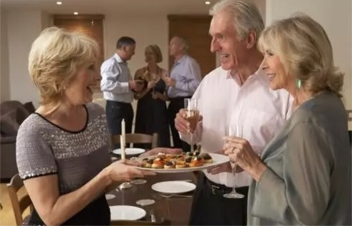 Американские вечеринки часто проходят в формате стоя/ © novate.ru