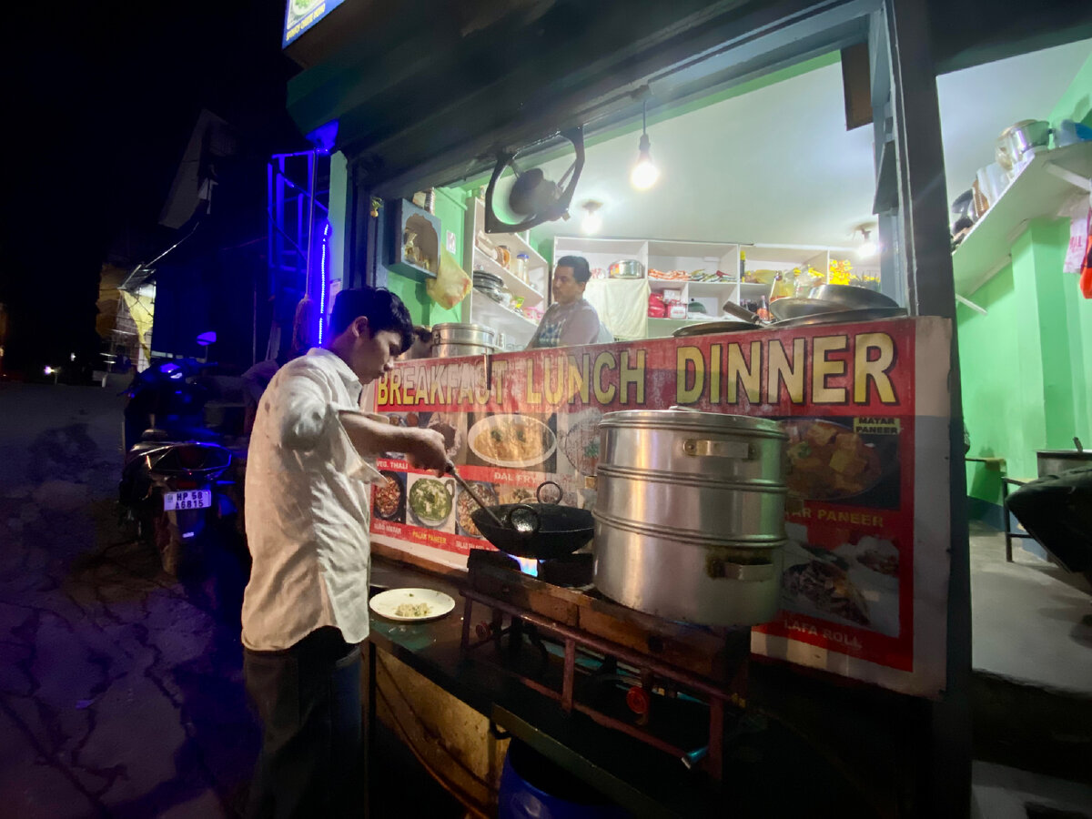 Пароварка и сковородка у дороги! Это по - индийски