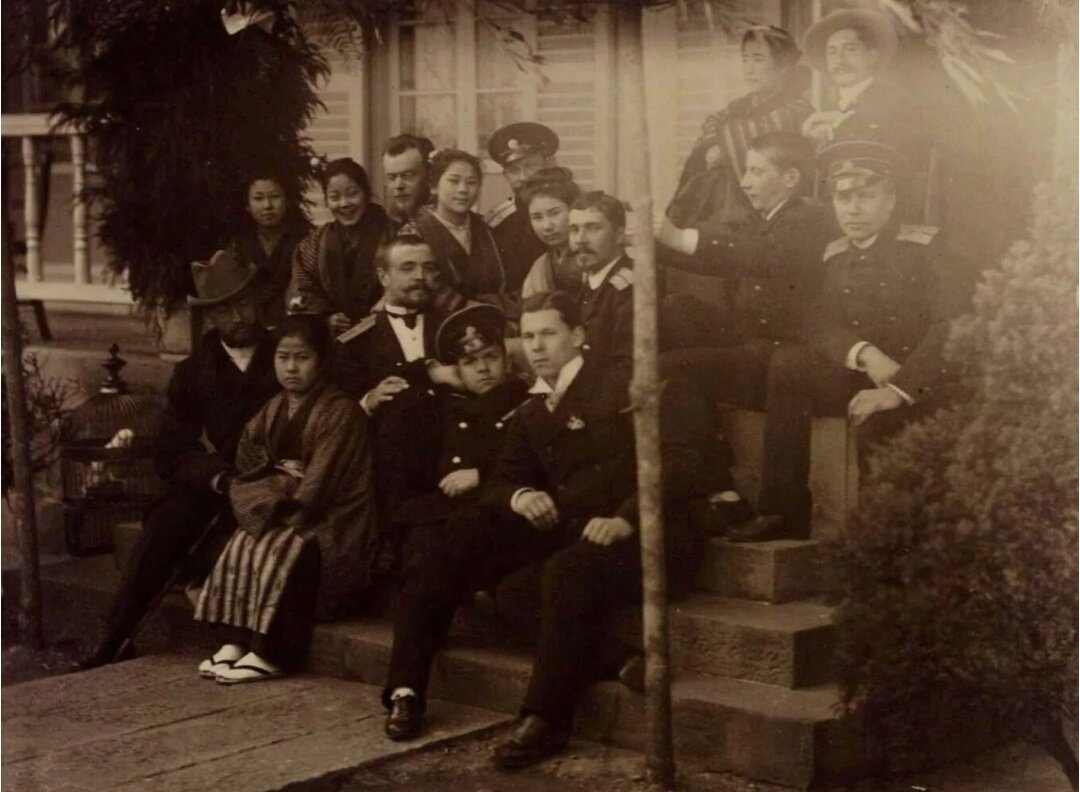 Русские офицеры с японскими женщинами 