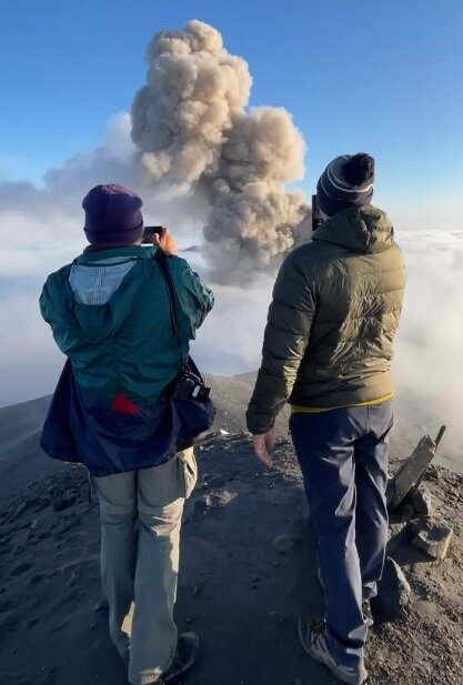 Туристы на Курилах попали под извержение вулкана. ФОТО