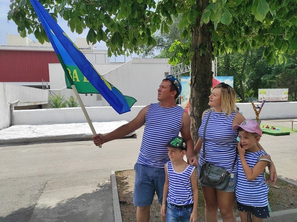     Десантник Александр празднует День ВДВ с семьей в Парке Революции. Анастасия ТАЛЫЗИНА