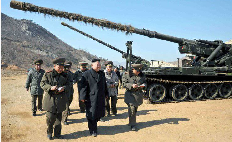Корейское руководство осматривает свои дальнобойные орудия.