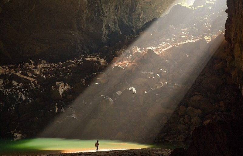 В пещеру приникает солнечный свет/ © bigpicture.ru