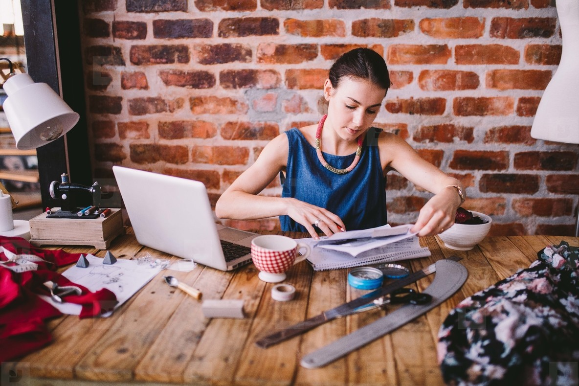 идеи своего дела. планирование на столе. работа бизнес идеи. заниматься рукоделием. интересные идеи для бизнеса с нуля.