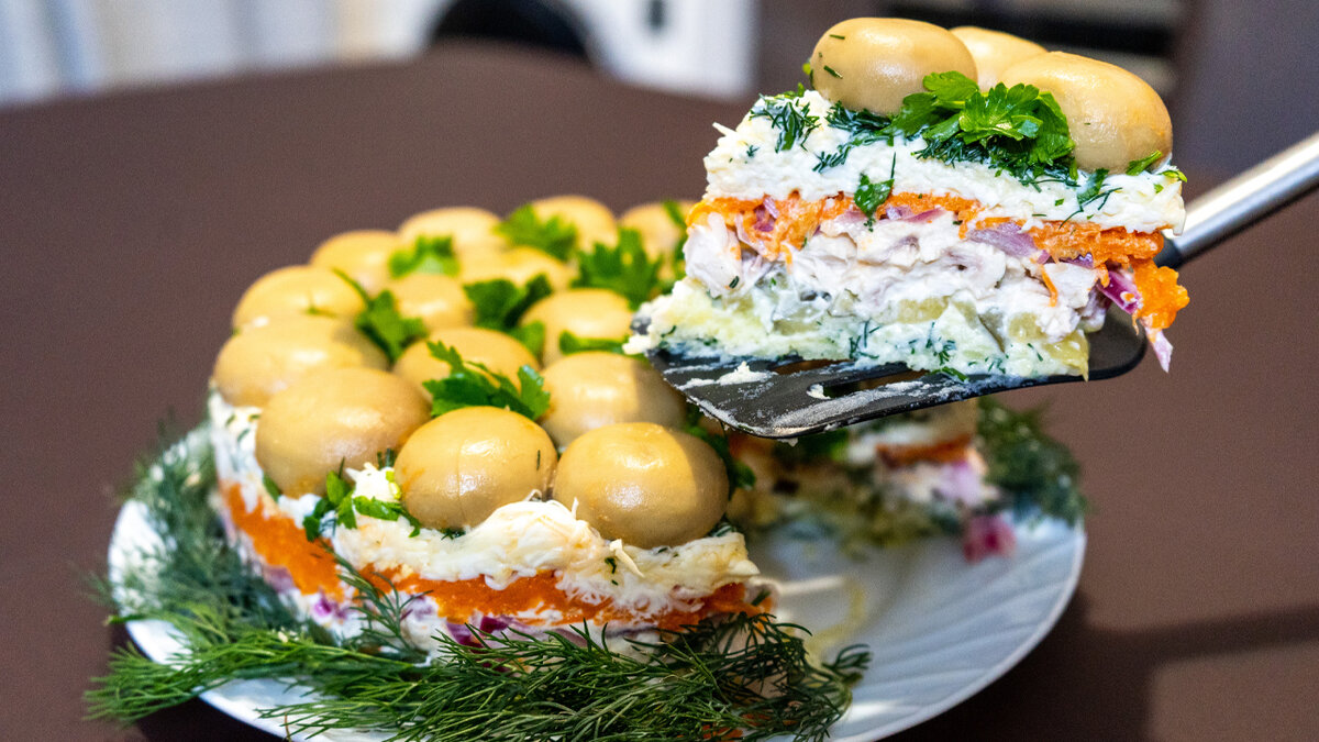    Слоеный салат грибная поляна