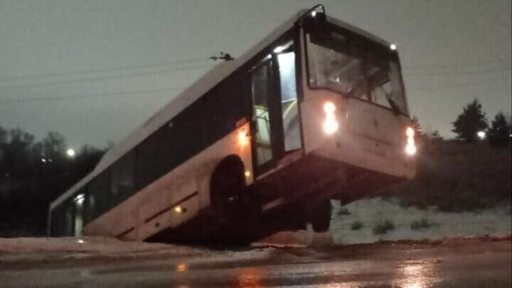     В Елабужском районе накануне вечером вахтовый автобус развернуло на обледеневшей дороге и выбросило в кювет. Об этом Inkazan сообщил читатель.