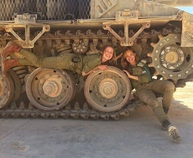 На фото служба в израильской армии не выглядит такой устрашающей. Но это до первой сирены