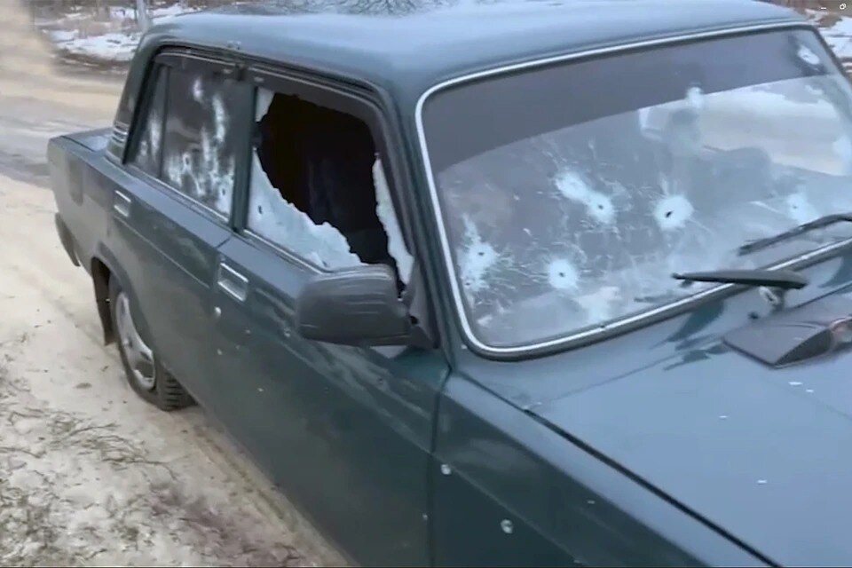     ФСБ России опубликовало расстрелянные украинскими диверсантами автомобили с людьми в Брянской области. Фото: стоп-кадр видео ФСБ России.