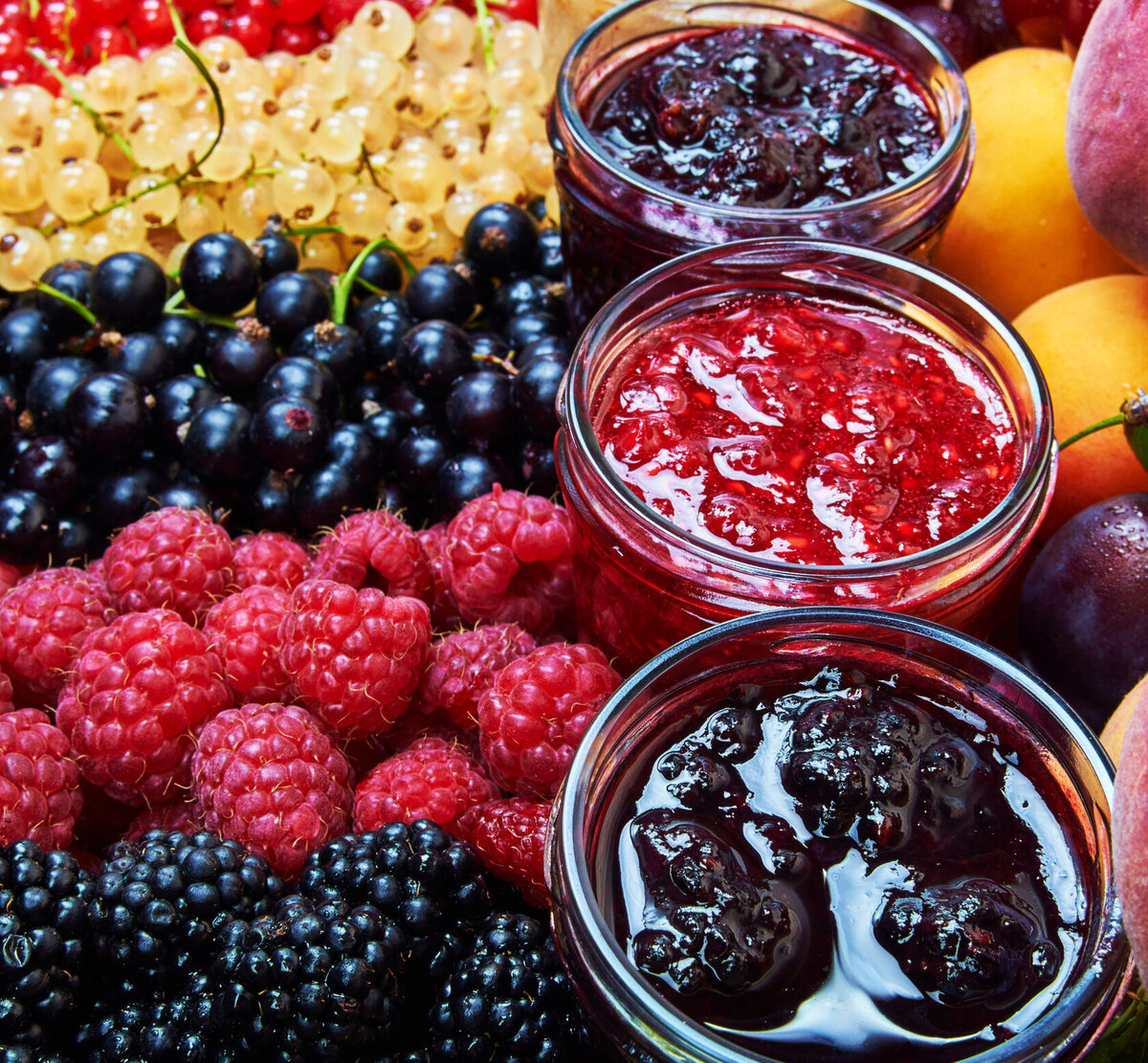 Ягодный джем. Фруктово ягодная начинка. Варенье из клубники. Клубничное варенье. Джем из лесных ягод.