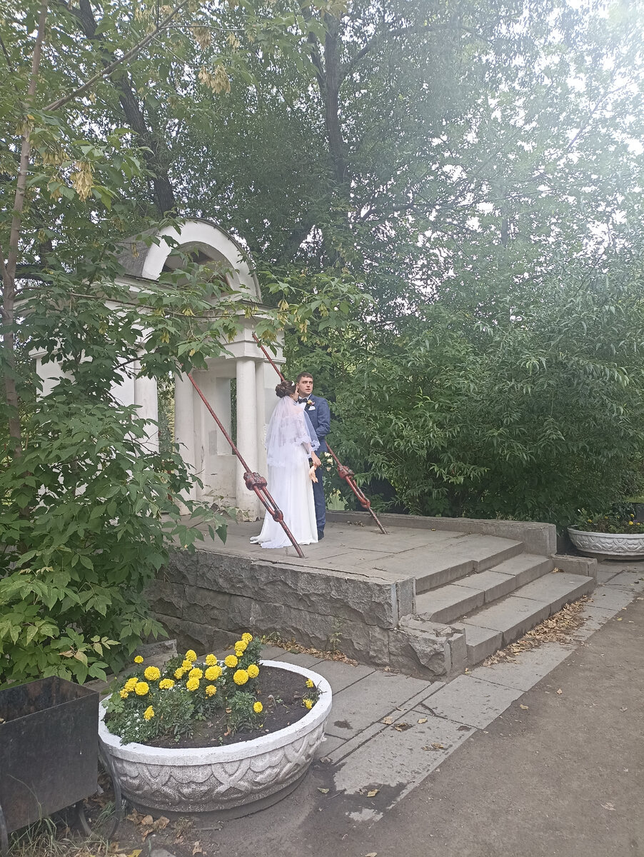 Молодожены делают памятные фото в Харитоновском парке.