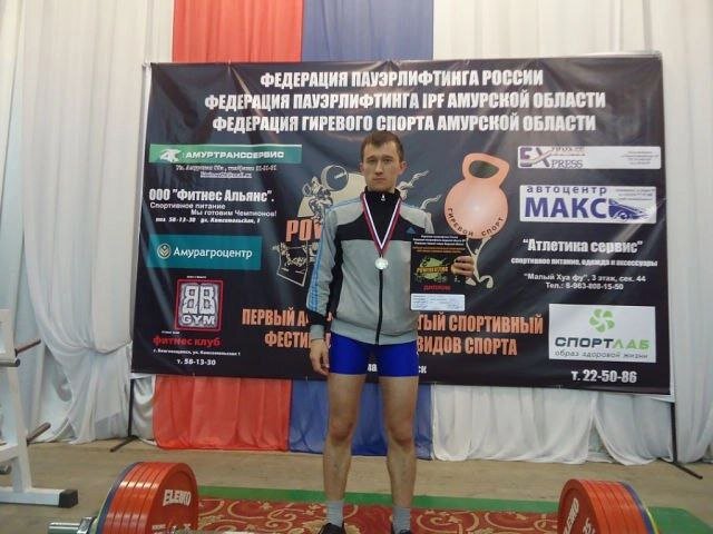 В юношеском возрасте в своем городе и даже всей Амурской области Юре и его родному брату Саше не было равных в гиревом спорте и настольном теннисе - они несколько лет занимали призовые места.