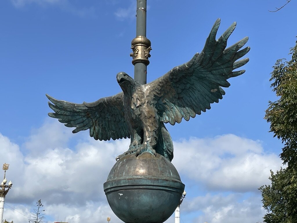 Фото: Юлия Шутихина Одна из скульптур орла на мосту
