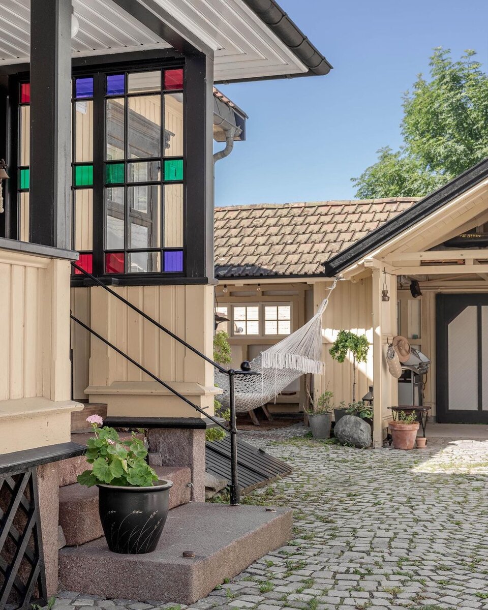 Потрясающий старинный дом с классическим интерьером в норвежском городе ...