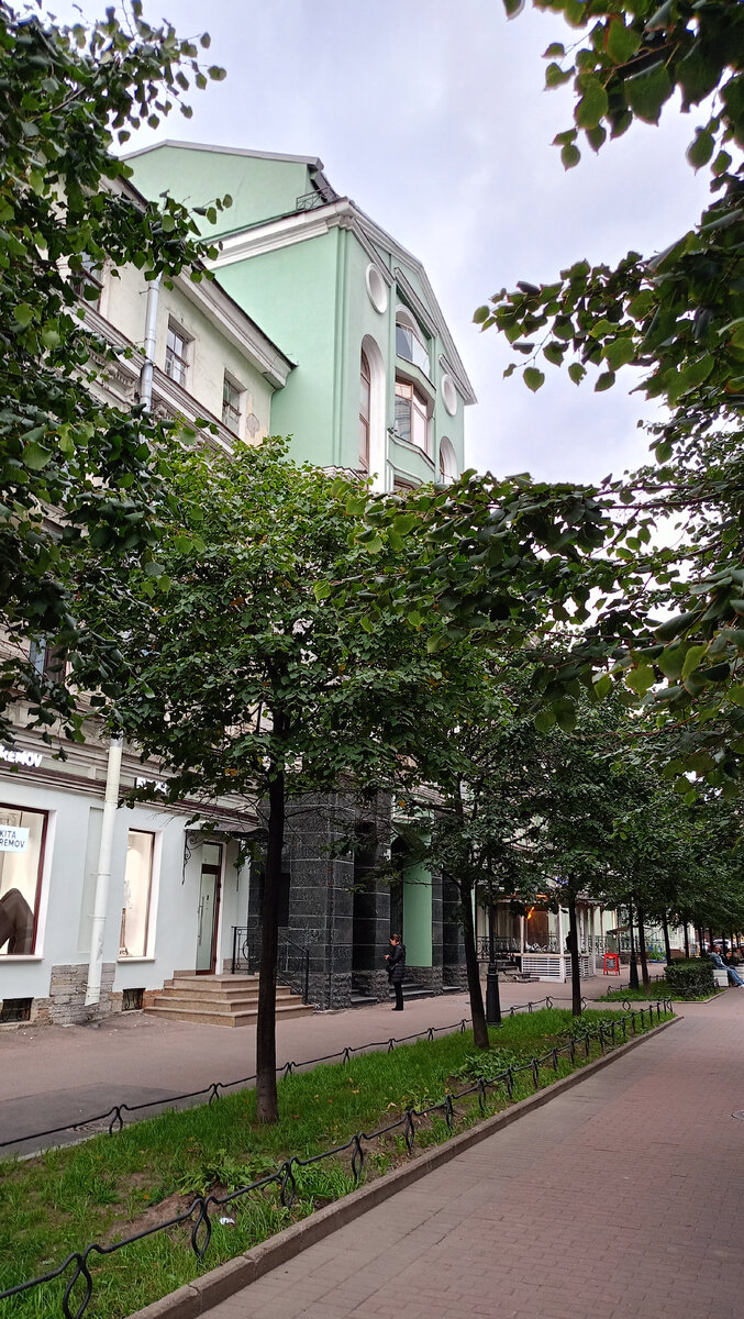 Вот это высокое зелëное здание и есть гостиница, а Валюшин дом за ней. Видно арку у гостиницы зелëную. В ней есть решëтка, но она не была закрыта и мы попали в Валюшин двор