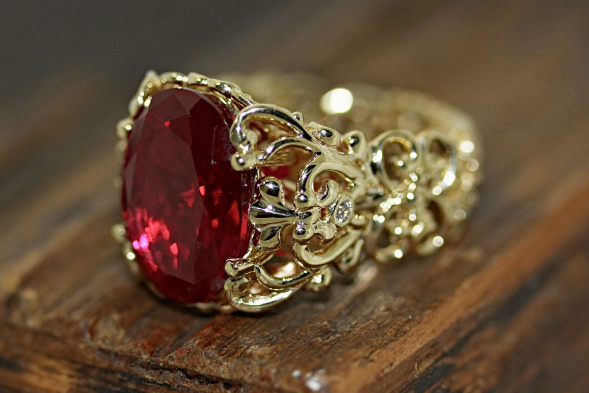 Кольцо изготовлено мастерами Ювелирного дома Версаль.