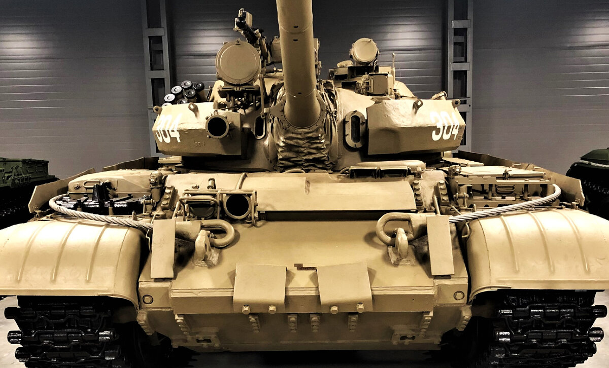 Блоки дополнительного бронирования на ВЛД корпуса и скулах башни . С торца и по краям блока на ВЛД закреплены упоры для амортизаторов минного трала (навешивается при необходимости)