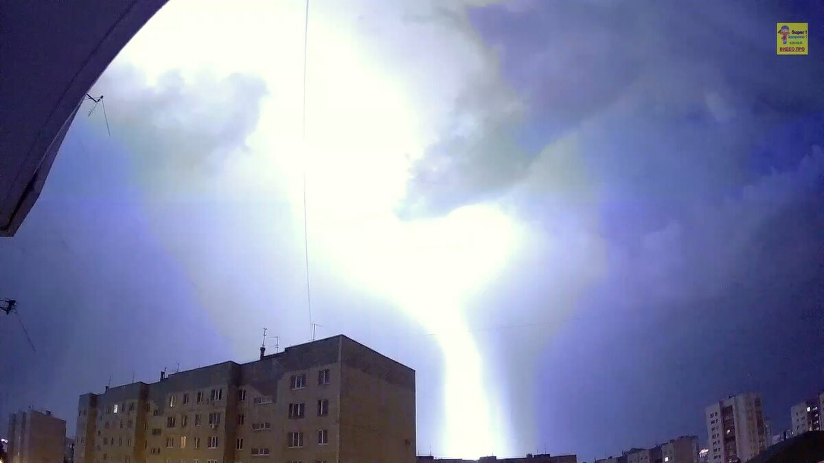 Мощный столб молнии