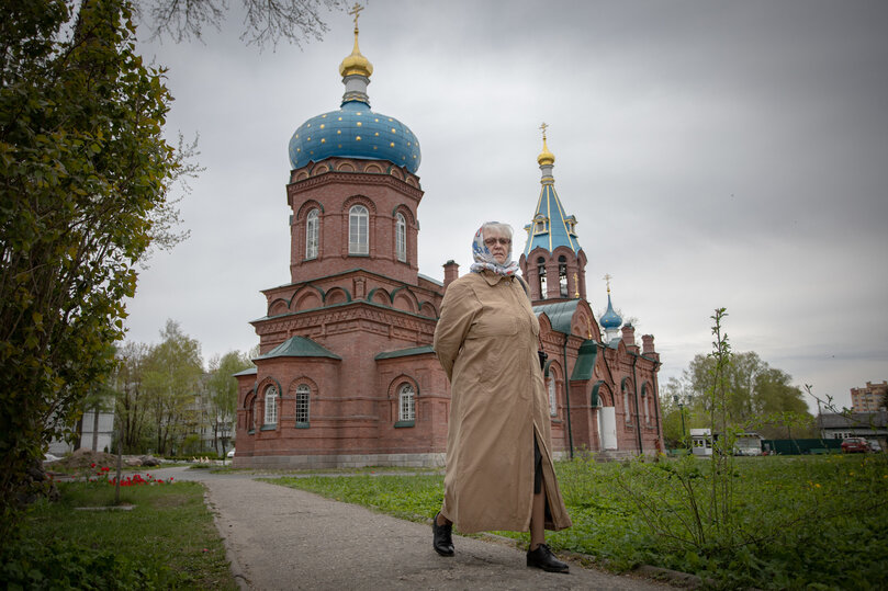     Псковичка у воинского храма, освящённого в честь Александра Невского / Александр Елисеев