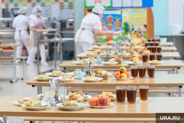    По словам пользователей, из-за таких столпотворений некоторые дети могут остаться без порций
