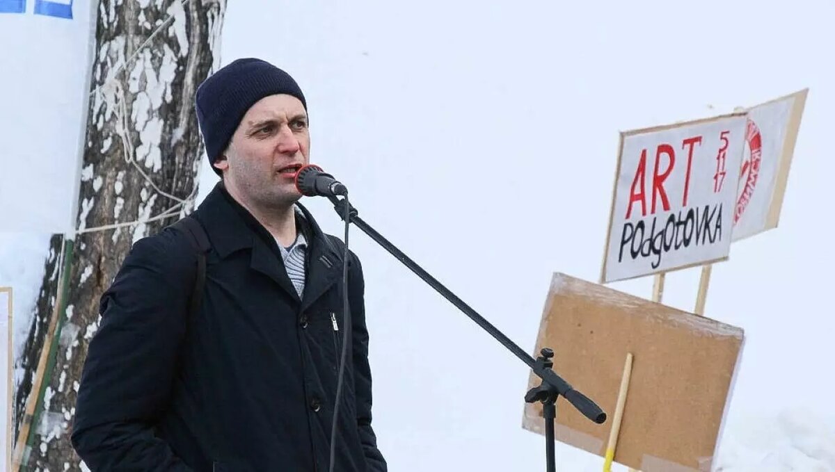     Мужчину ранее неоднократно задерживали на митингах и акциях протеста.