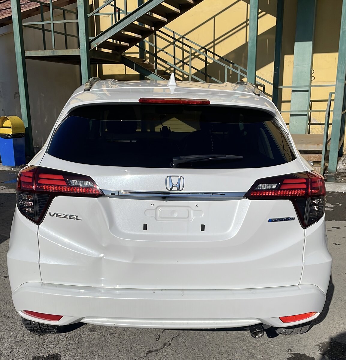 Honda Vezel Hybrid (вмятина на задней крышке)