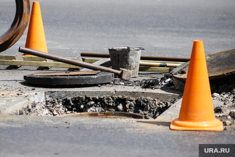    Открытый люк расположен рядом со школой и детским садом