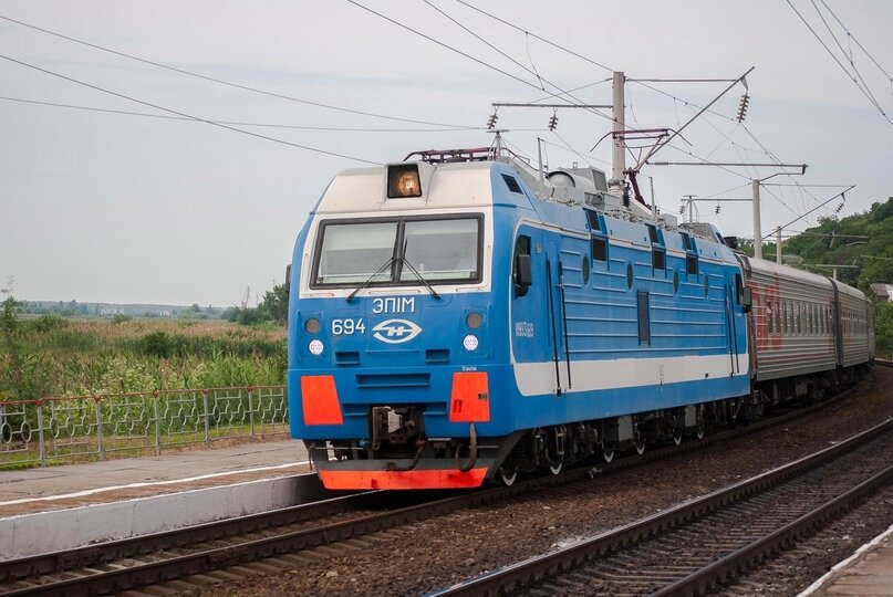 ЭП1М-694 (ТЧЭ-8 Кавказская) с пассажирским поездом №477 Адлер-Челябинск. Встречный же идёт вечером, и прибывает в Ростов в районе 8 вечера, кстати, потом этот поезд носил номер №407/408, ныне снова 477/478.