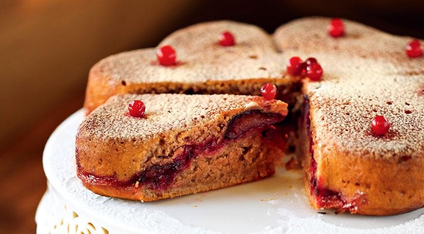 Постный пирог с брусникой и сливой