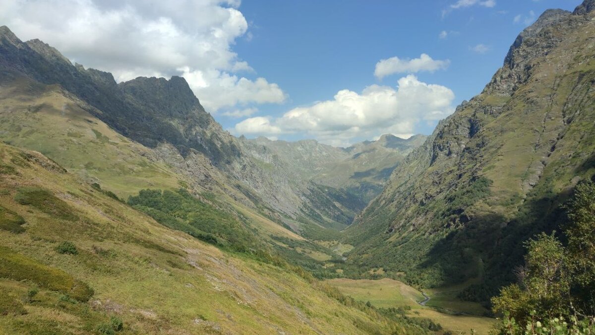 Вид с перевала Аишха на долину Малой Лабы (туда, откуда мы пришли)