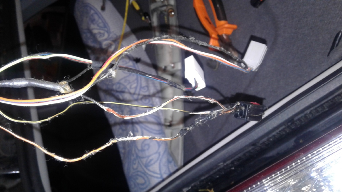 Центральная фишка и есть соединительный разъём электрозамка.