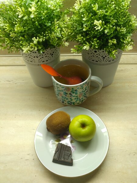 Перекус: фрукты и шоколад