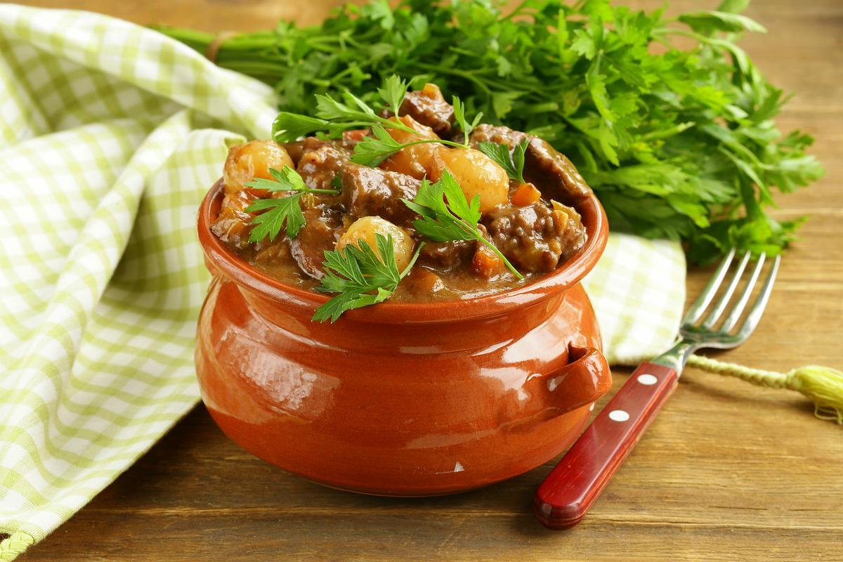 Говядина в горшочке в духовке со сметаной. Свинина в горшочке. Томлёная говвядина в горшочках. Чанахи на кеци. Курица тушеная в горшочках.