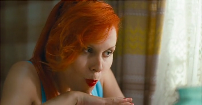 Мать (Яна Троянова). Морковные волосы, ярко-красная помада. Вульгарное и себялюбивое существо