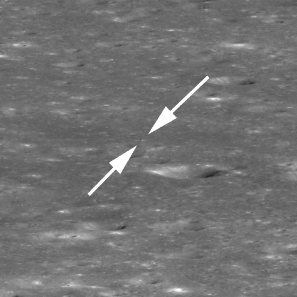 30 января 2019 года Lunar Reconnaissance Orbiter (LRO) запечатлел китайскую межпланетную станцию Чанъэ́-4. Яркое пятно между двумя стрелами -- это посадочный аппарат. Большой кратер в центре (справа и под стрелками) имеет ширину около 440 метров. 
NASA/GSFC/Arizona State University