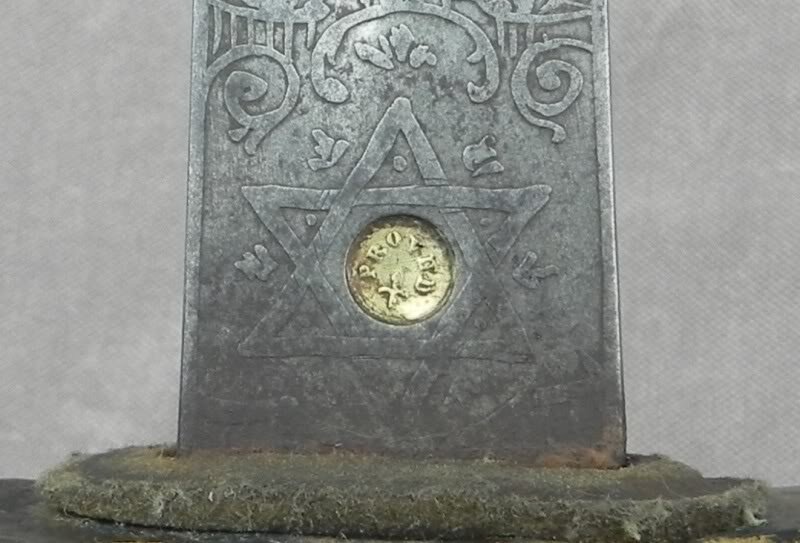 Proof disc (знак контроля качества) "Proved" на клинке, произведенном фирмой Wilkinson.