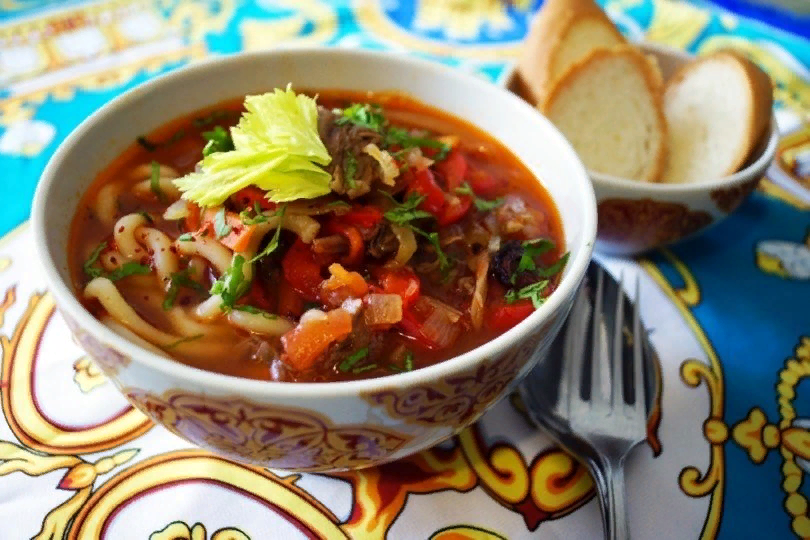 Лазиру лагман. Лагман с говядиной. Чузма лагман уйгурский. Кесма лагман узбекский. Лагман.