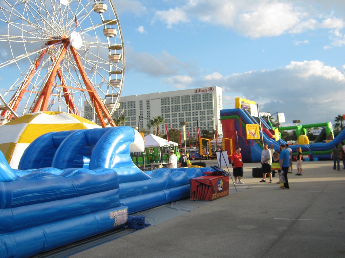 На выставке аттракционов в Орландо