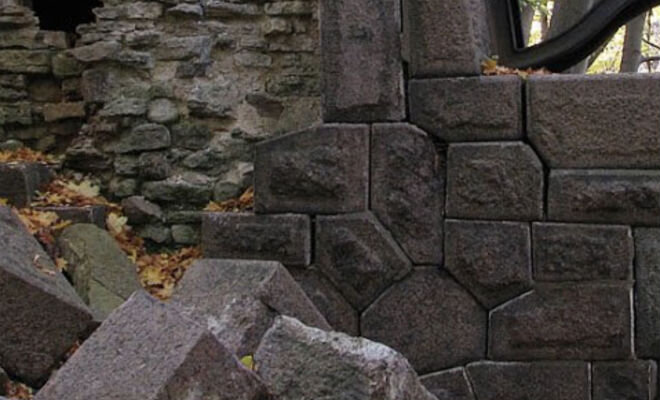 А это уже камни Кронштадта. Сходство подходов строителей поразительное. Те же неровные формы, но идеальная подгонка.