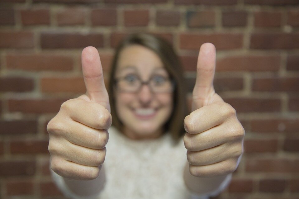 Изображение взято с бесплатного фотостока https://cdn.pixabay.com/photo/2015/05/18/23/19/gesture-772977_960_720.jpg