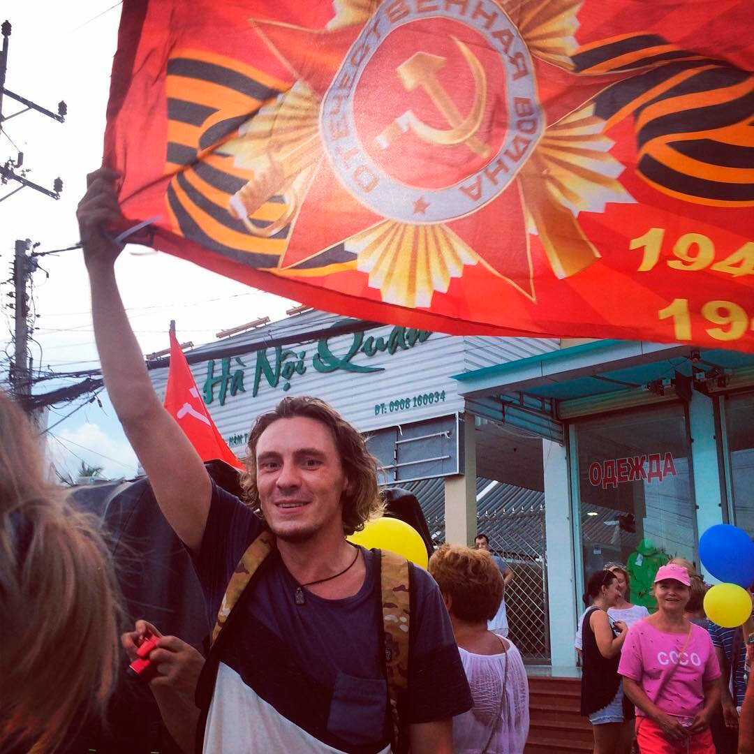 Шествие в честь 9-ого мая во Вьетнаме. Русских тут действительно много...